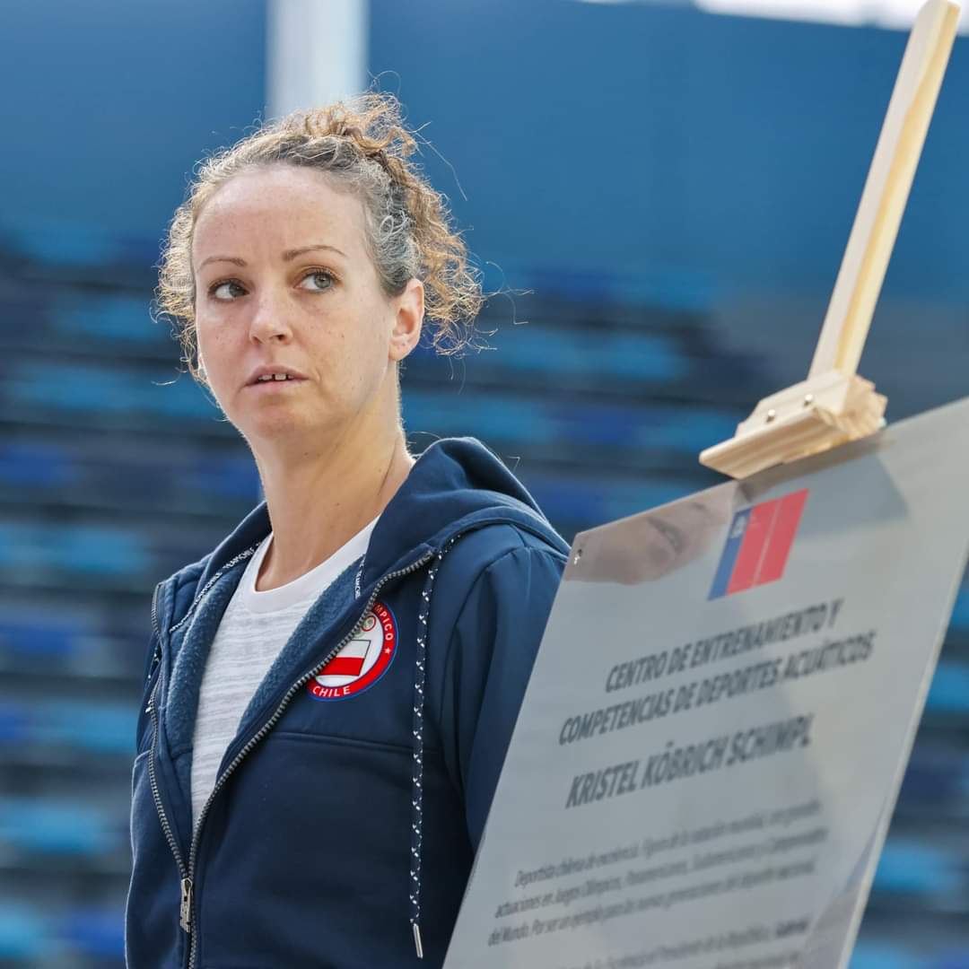 PERPETÚAN A KRISTEL KÖBRICH EN EL CENTRO DE ENTRENAMIENTO ACUÁTICO